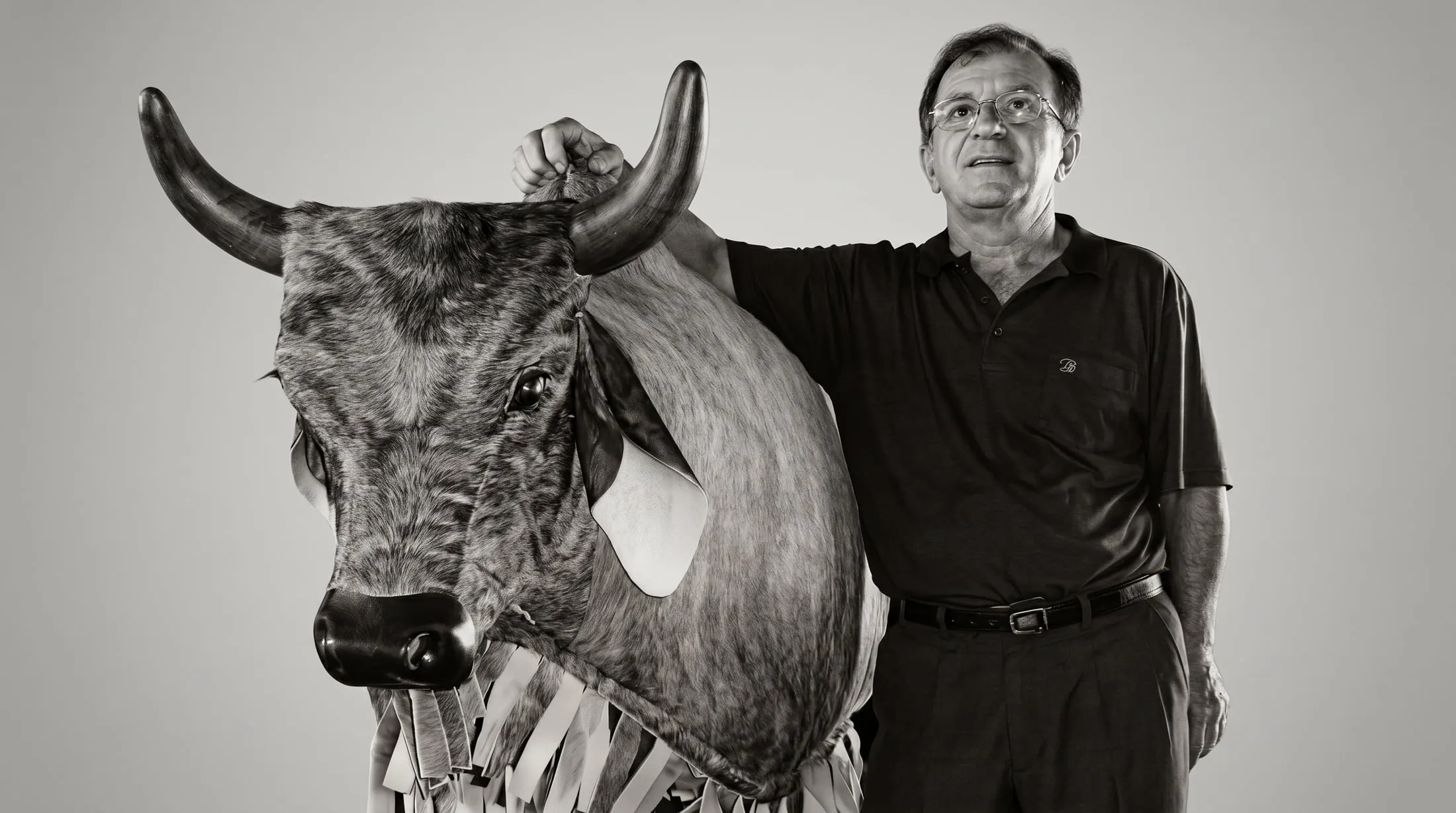 Célio Sigari ao lado de um touro mecânico Sigari, em foto de 2005